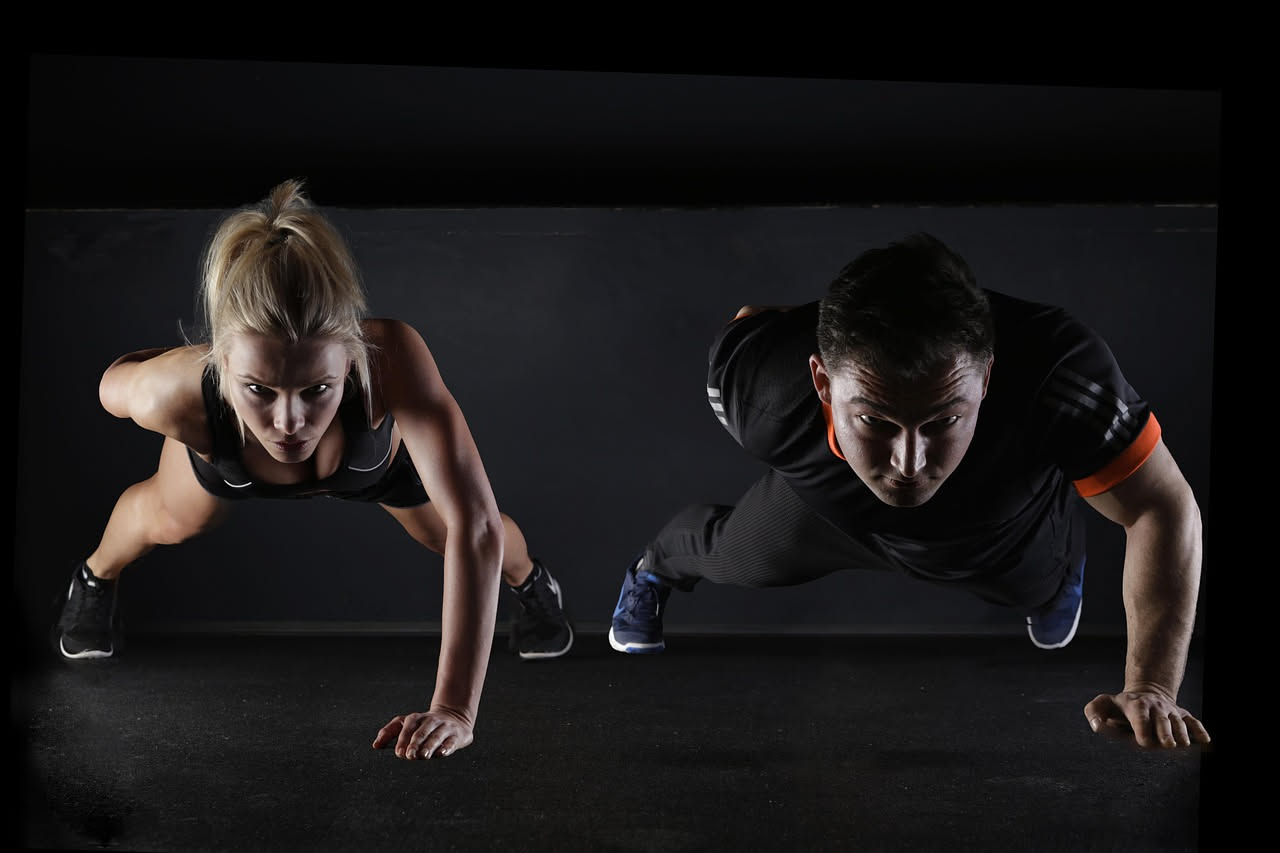 Atleta stanco durante allenamento intenso, simbolo del sovrallenamento e dell'importanza dell'equilibrio nel fitness moderno