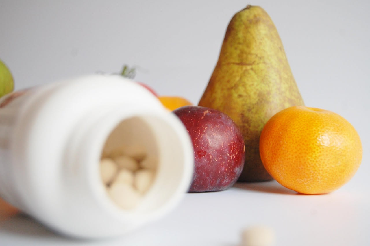 Donna meditativa con piatto di verdure colorate e sfondo naturale, simbolo dell'equilibrio tra alimentazione, movimento e benessere mentale