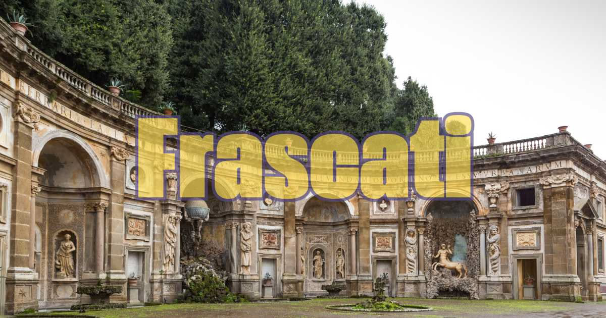 Scaffale di libreria con libri bestseller e trending topic, smartphone che mostra BookTok e Instagram con copertine di romanzi virali