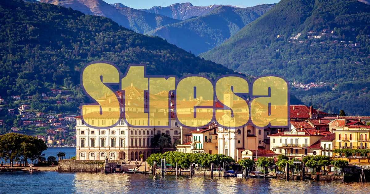 Persona stressata che si tocca la testa seduta alla scrivania, con espressione di affaticamento e preoccupazione durante una giornata di lavoro intensa