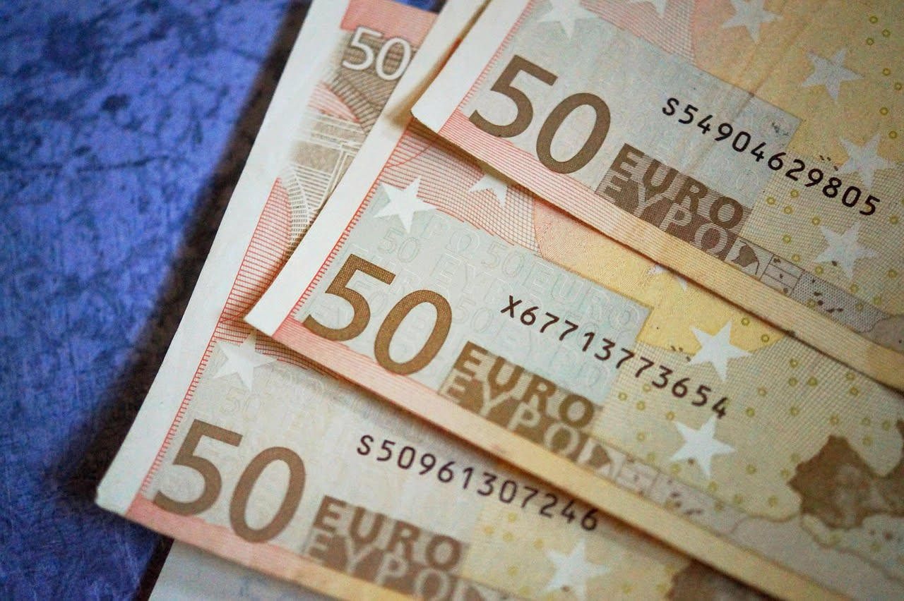 Infografica della regola 50/30/20 con tre sezioni: 50% spese necessarie, 30% desideri e svago, 20% risparmio e investimenti