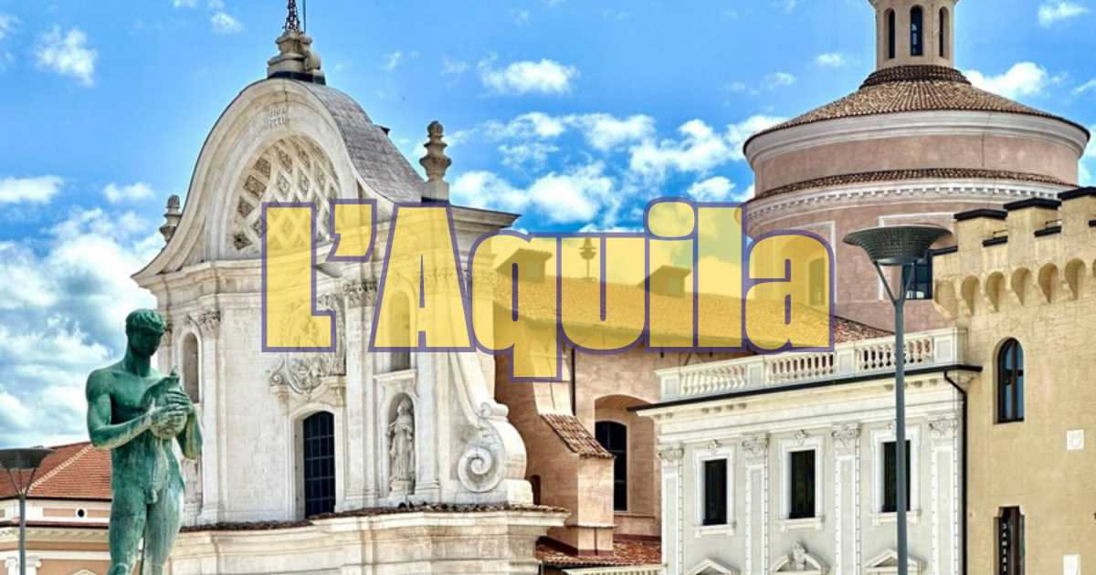 Persona che legge un libro in biblioteca circondata da scaffali pieni di libri, simbolo di libertà attraverso la conoscenza e la cultura
