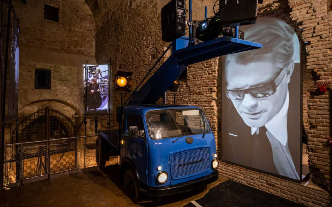 Franco Battiato durante una performance: il musicista e artista visivo siciliano in primo piano, circondato da strumenti e installazioni multimediali alla mostra MAXXI di Roma