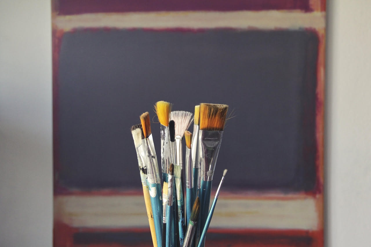Quadro astratto di Mark Rothko con campi di colore sovrapposti in tonalità calde, esposto in una sala museale fiorentina con architettura rinascimentale