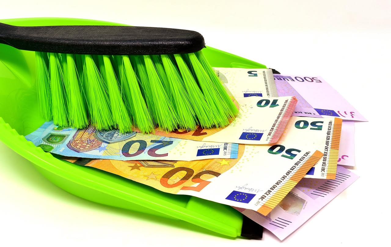 Documento di spese domestiche mensili con calcolatrice e penna, evidenziando voci di bilancio familiare e abbonamenti non utilizzati da eliminare