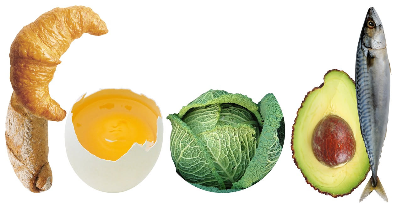 Composizione di alimenti antinfiammatori: pesce azzurro, frutti di bosco, verdure a foglia verde e olio d'oliva su tavolo di legno