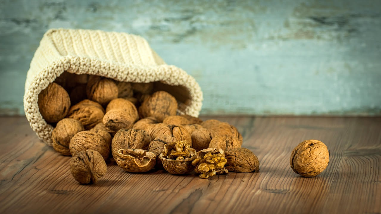 Noci: 30 grammi al giorno per il cuore. Come sceglierle davvero