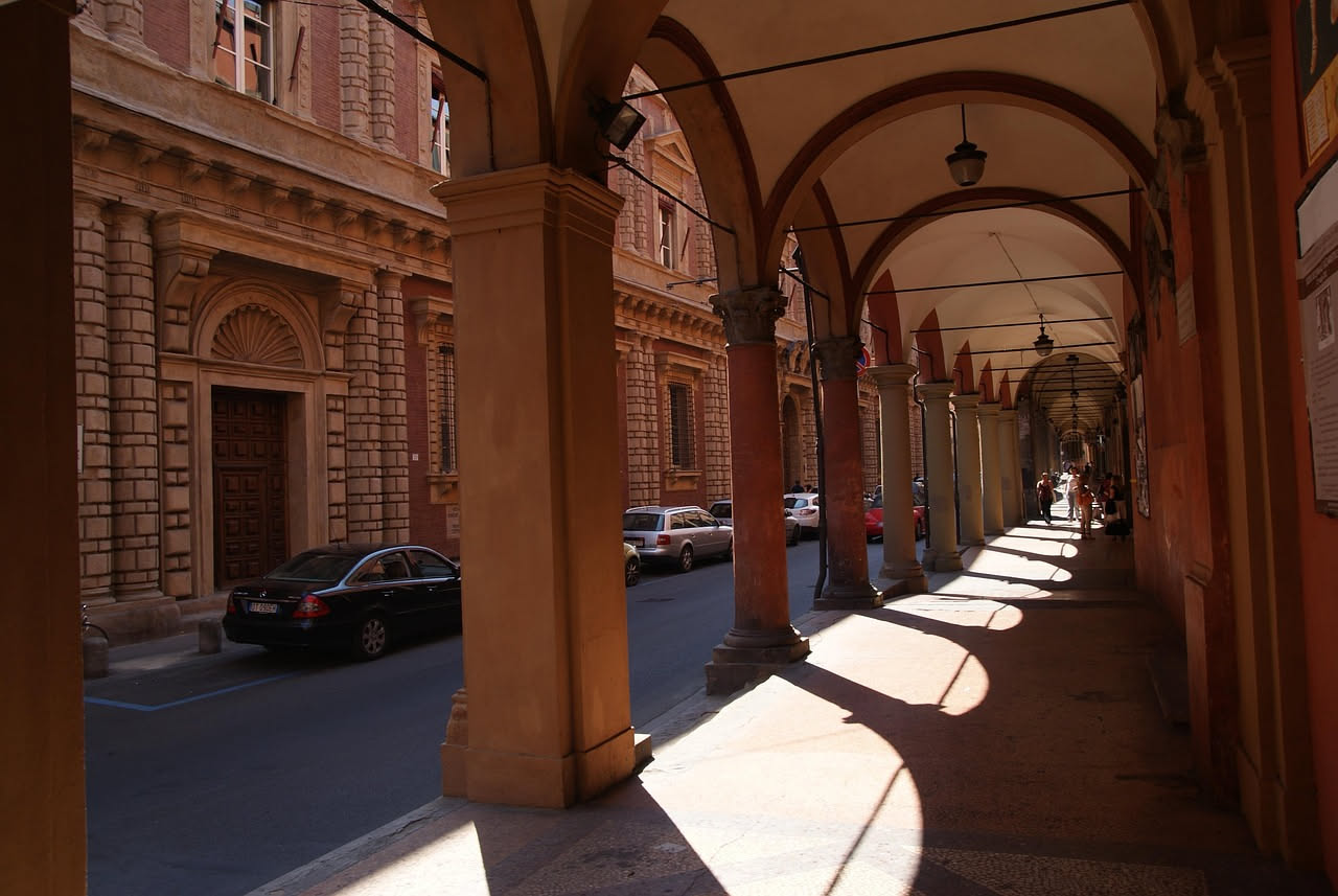 Bologna: le sette bugie dei portici che nessuno racconta