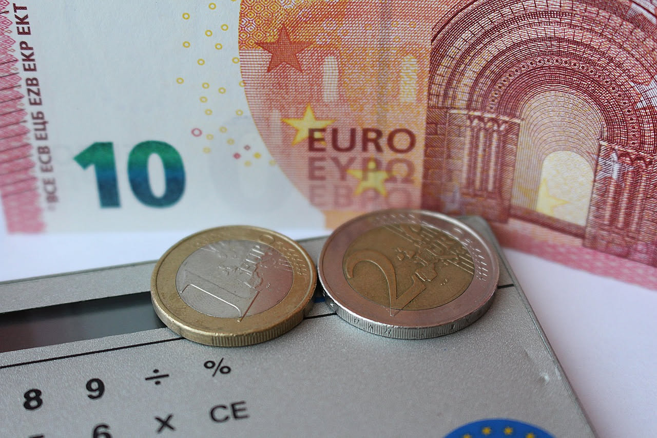 Grafico comparativo tra tassi di interesse fissi e variabili per mutui immobiliari in Italia, con rappresentazione visiva delle variazioni nel tempo