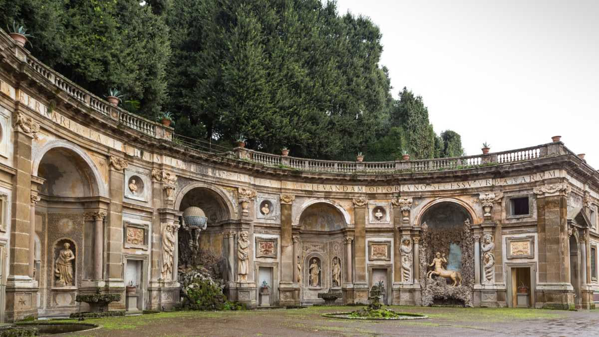 Vista aerea delle cinque terrazze digradanti di Villa Lante con siepi geometriche potate e rampe d'acqua nel giardino manierista di Viterbo