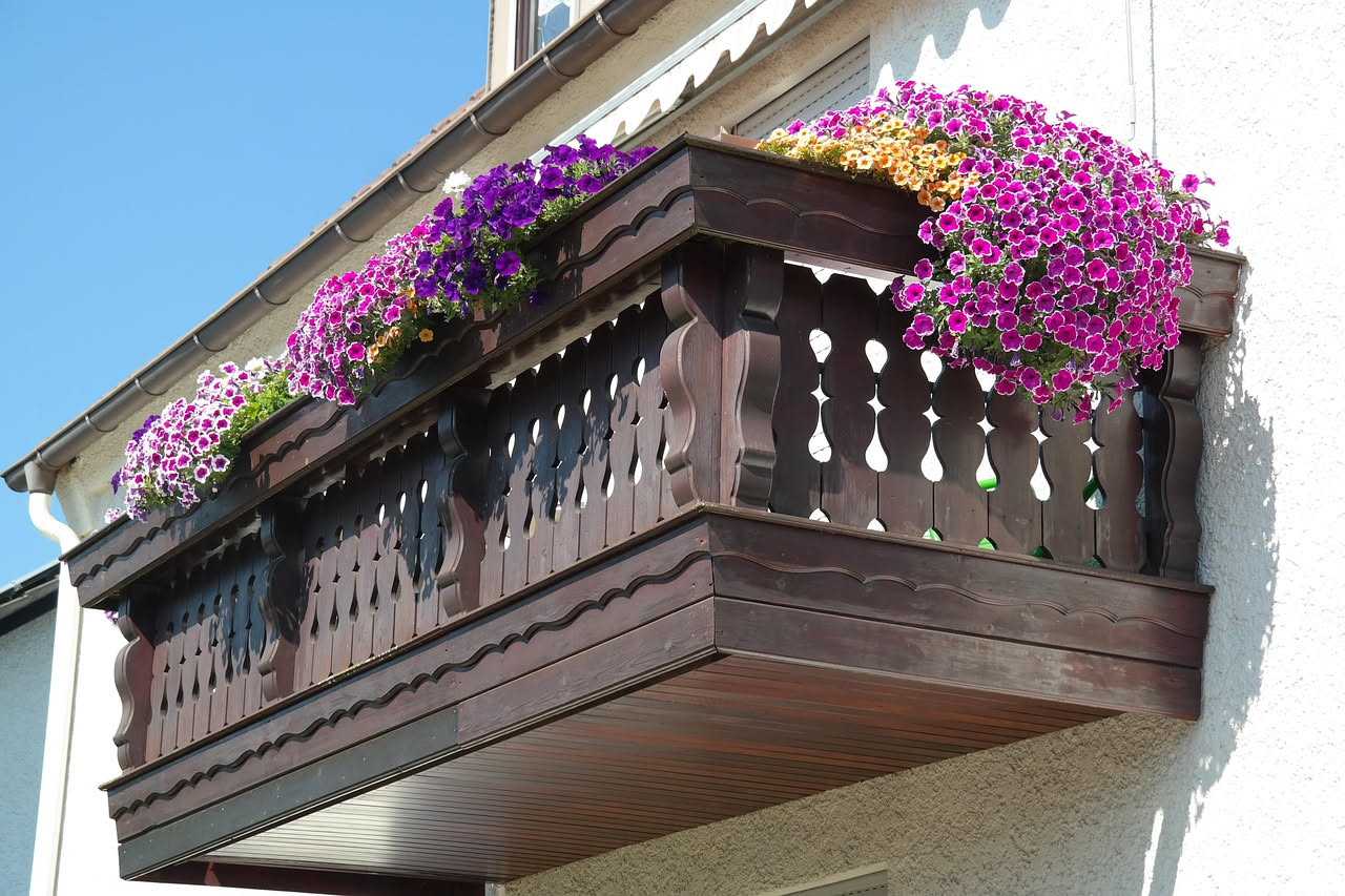Composizione di fiori colorati su un balcone con vasi assortiti