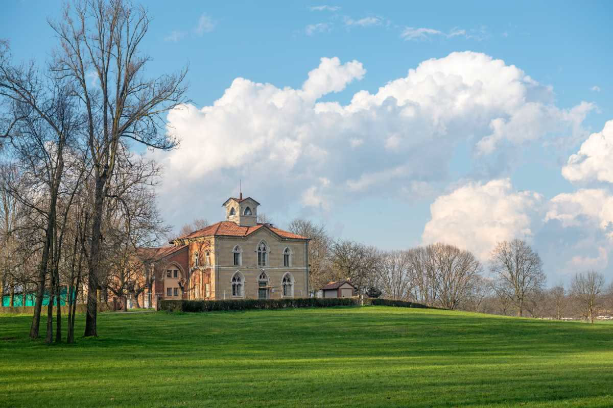 Vista aerea del giardino di Villa Saraceno con viali simmetrici bordati da siepi basse, aiuole regolari e lo sfondo della villa palladian in laterizio rosso