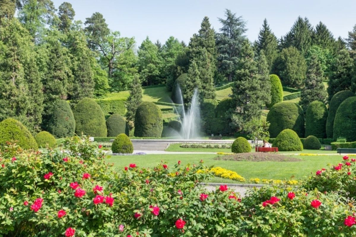 Labirinto in bosso della Villa Litta Borromeo ripreso dall alto, con siepi verdi disposte in forma geometrica e viali sabbiosi, circondato da alberi e architetture cinquecentesche
