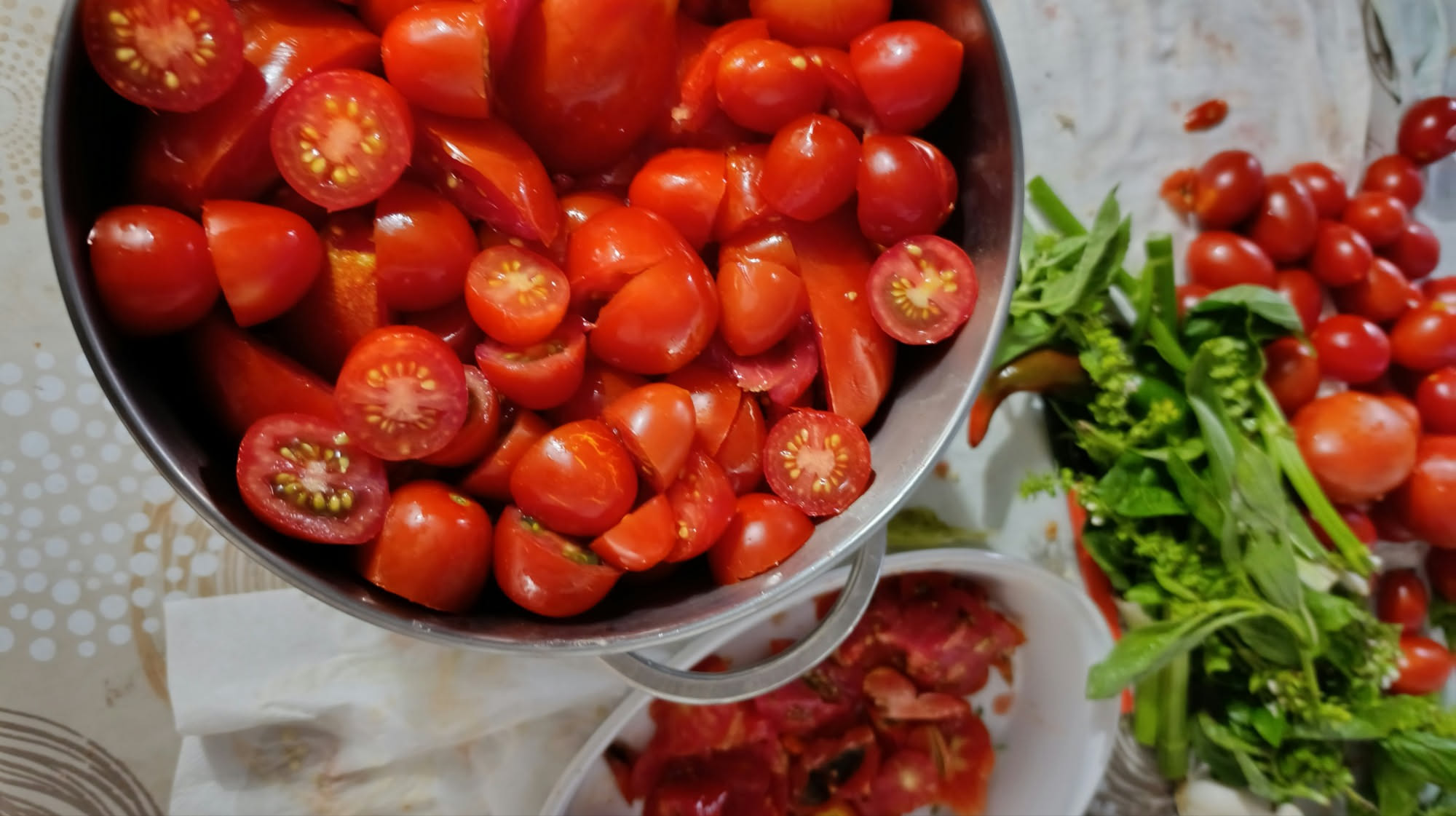 Pomodori maturi in una fruttiera su un piano di cucina lontano dal frigorifero