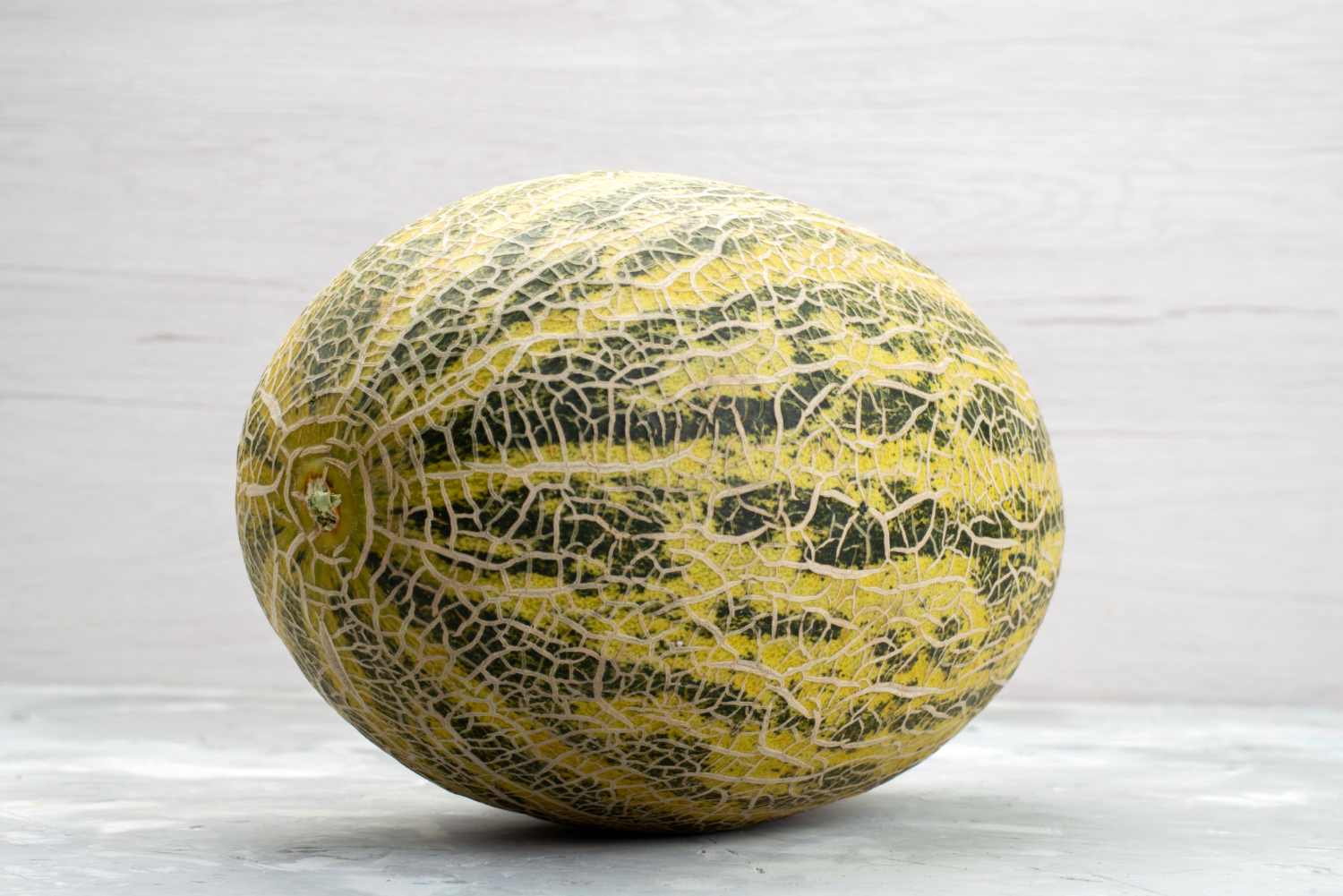 Melone retato con strane linee chiare in rilievo sulla superficie della buccia